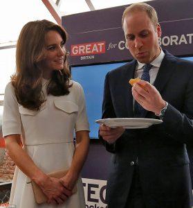 duke and duchess eat cake